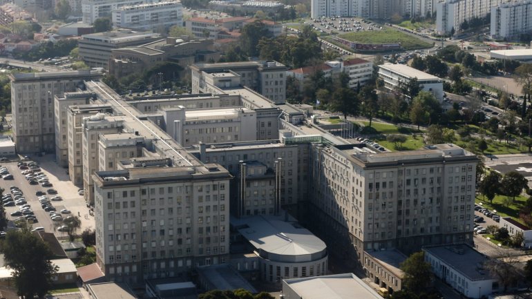 O Hospital de Santa Maria e o Hospital Pulido Valente fazem parte do Centro Hospitalar Universitário Lisboa Norte