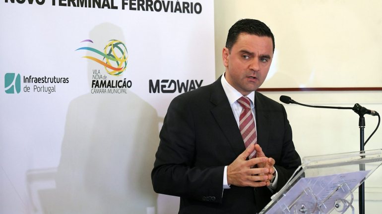 O ministro do Planeamento e das Infraestruturas, Pedro Marques, discursa durante a cerimónia da assinatura do protocolo entre a  Medway, a Câmara Municipal de Vila Nova de Famalicão e a IP - Infraestruturas de Portugal