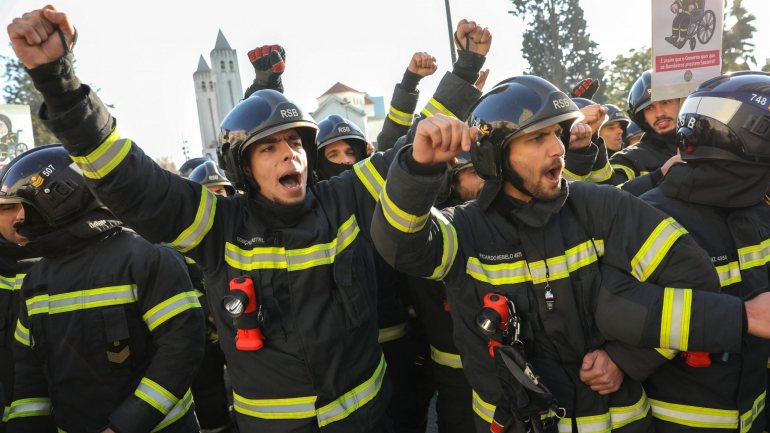 Bombeiros municipais e sapadores realizam um protesto nacional contra a proposta de regulamentação do bombeiro profissional