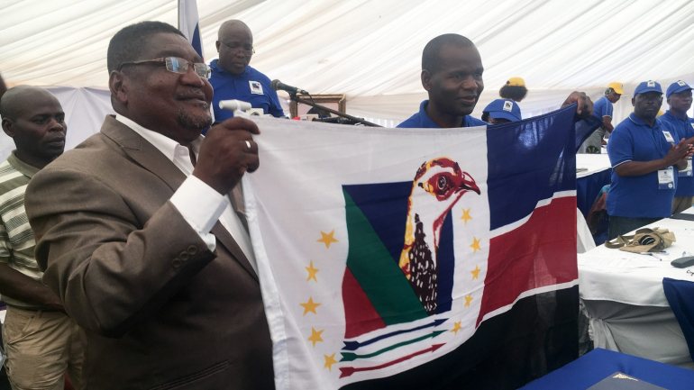 O novo líder da Resistência Nacional Moçambicana (Renamo), Ossufo Momade (à esquerda), durante o 6.º Congresso do partido, na Gorogongosa, em Moçambique