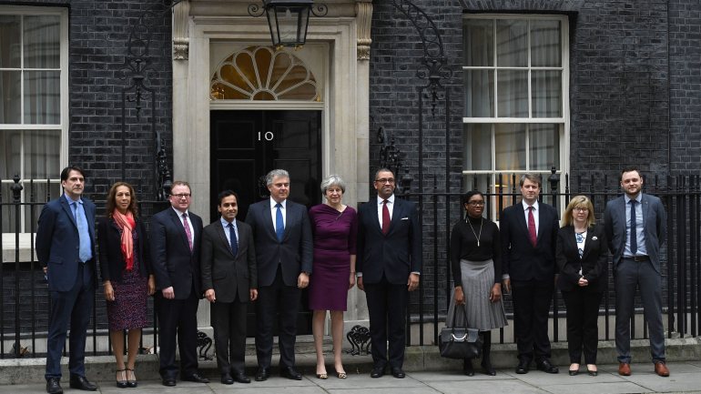O executivo de Theresa May conta com 28 membros além da primeira-ministra — e agora 20 deles ameaçam demitir-se, segundo o The Telegraph