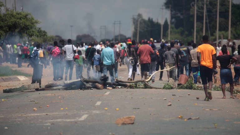 Mais de 240 pessoas foram agredidas e torturadas e 466 foram detidas arbitrariamente na repressão dos protestos no Zimbabué