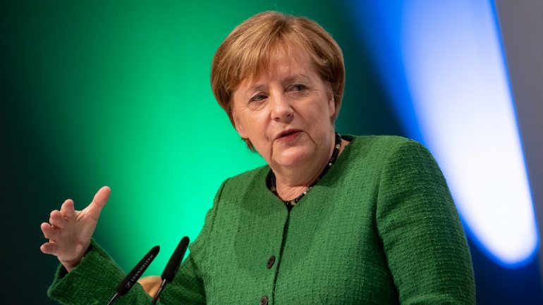 Angela Merkel sublinha que França e Alemanha são aliados sólidos