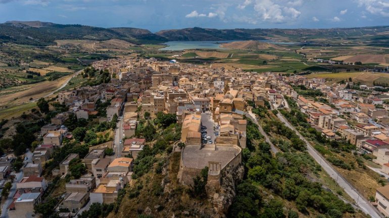 A vila de Sambuca di Sicilia tem pouco mais de cinco mil habitantes