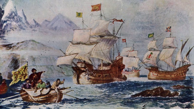 O português Fernão de Magalhães foi o primeiro a fazer uma viagem à volta do globo. Circum-navegação foi financiada por Espanha
