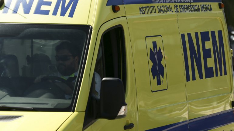 O homem acabou por ser transportado para o Hospital São Francisco Xavier pelas 7h35, com ferimentos na zona lombar, braços e pernas