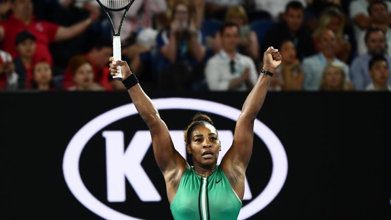 No final do encontro, Serena levantou os dois braços e olhou para o court