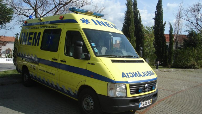 No local encontram-se a VMER do Hospital de Santo António, três ambulâncias do INEM e a PSP