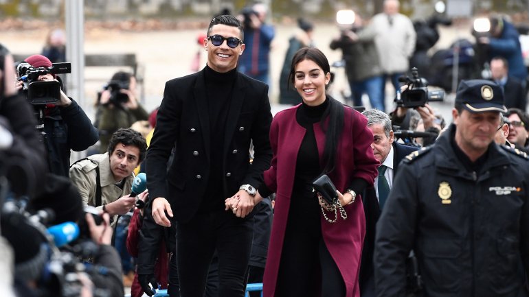 Cristiano Ronaldo chegou à Audiência Provincial de Madrid acompanhado pela sua namorada, Georgina Rodríguez