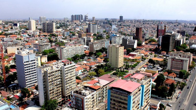 A economia de Angola esteve em queda no terceiro trimestre do ano passado