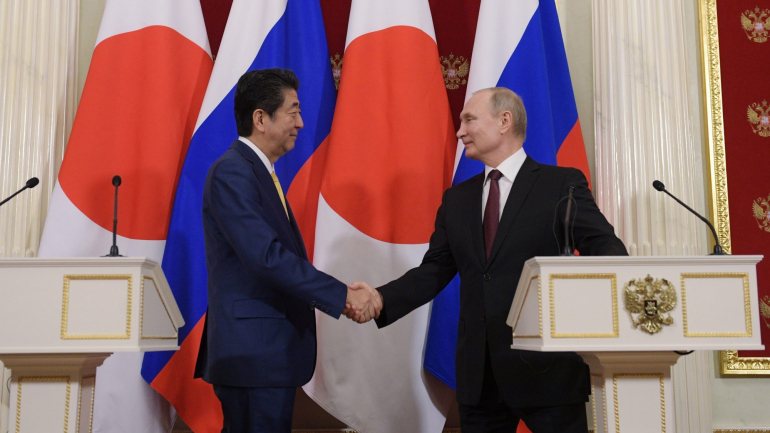 O Presidente russo, Vladimir Putin, e o primeiro-ministro japonês, Shinzo Abe, reuniram-se em Moscovo