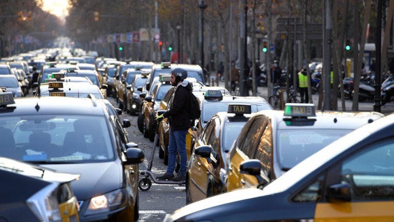 Os taxistas de Barcelona estão em greve há cinco dias, em protesto contra as plataformas de transporte como a Uber e a Cabify
