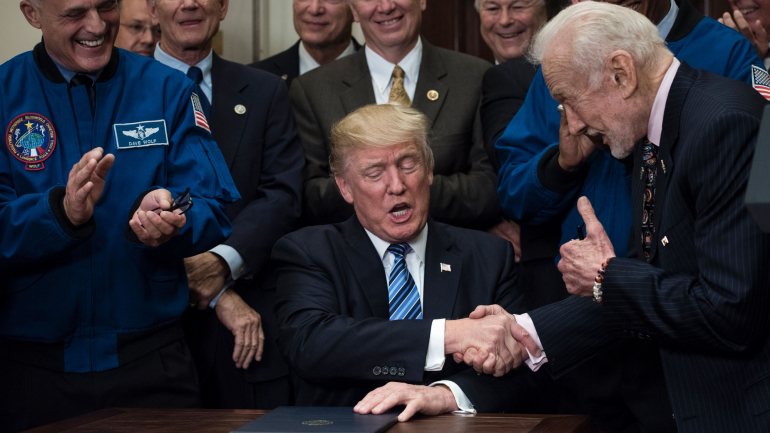Donald Trump cumprimenta Buzz Aldrin, astronauta da missão Apollo 11 e segunda pessoa a pisar a Lua