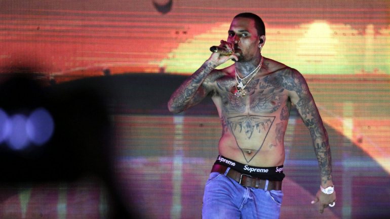 Chris Brown foi detido na segunda-feira em Paris, suspeito de violação. Com o músico foram ainda detidos o seu segurança pessoal e um amigo