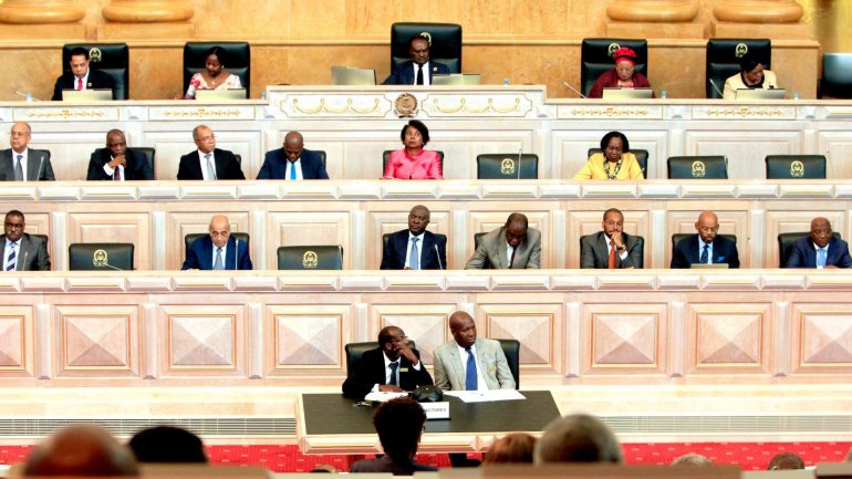 A proposta de lei foi aprovada com 157 votos a favor e seis abstenções, estas da bancada parlamentar da Convergência Ampla de Salvação de Angola -- Coligação Eleitoral (CASA-CE)