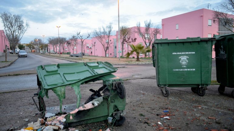 A maioria dos caixotes do lixo e ecopontos foram incendiados em Agualva e Algueirão-Mem Martins, no concelho de Sintra