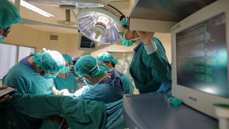 O Governo prevê que até ao final de março todos os doentes afetados pela paralisação vejam as suas cirurgias realizadas