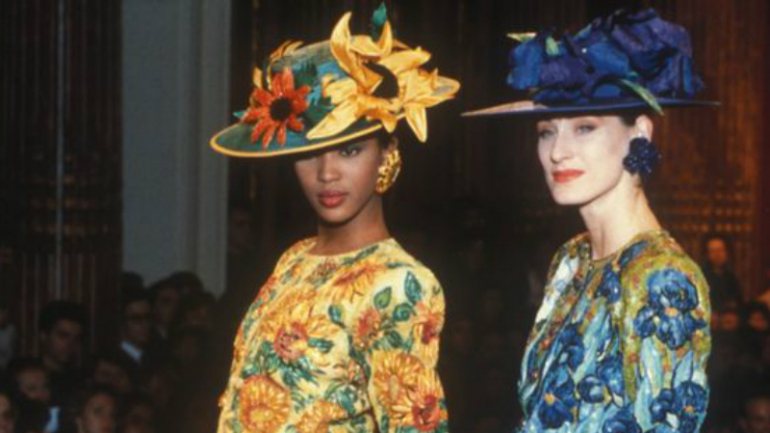 Naomi Campbell e Bess Stonehouse no desfile de alta-costura Yves Saint Laurent de 1988, numa homenagem a Van Gogh