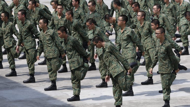 Em Singapura existe serviço militar obrigatório e a maioria serve em período integral por dois anos e depois são obrigados a treinos esporádicos