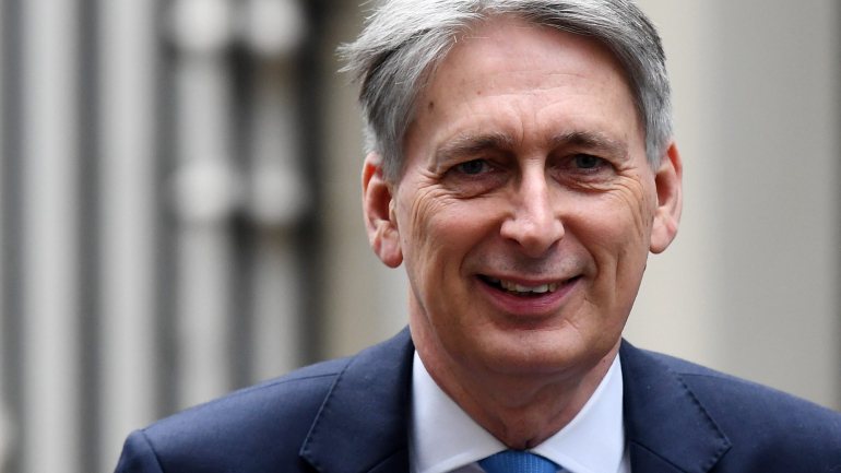 Hammond insistiu em que o dever do Governo da primeira-ministra Theresa May é dar aos britânicos &quot;o que acreditam que lhes foi prometido no referendo&quot;