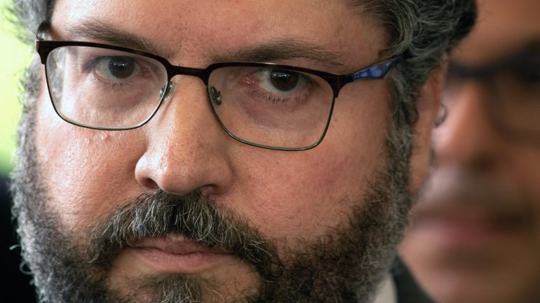 Ernesto Araújo declarou ao jornal Estadão que já não faz sentido participar num processo de mediação com Nicolás Maduro