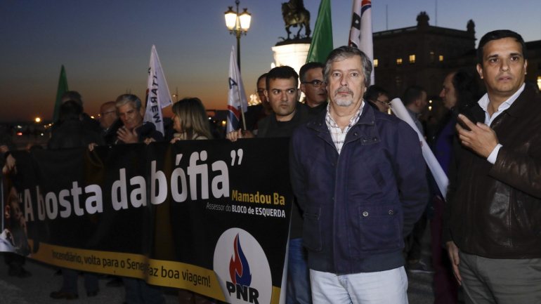 Cerca de 20 apoiantes do Partido Nacional Renovador manifestaram-se em frente ao Ministério da Administração Interna, tendo seguido para junto da sede do Bloco de Esquerda, em Lisboa