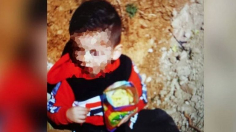 A última fotografia de Julen mostra o bebé a comer batatas fritas junto ao buraco onde foi encontrado sem vida
