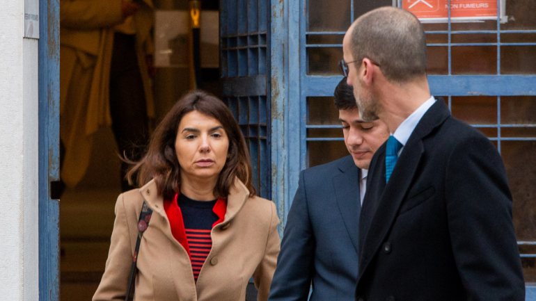 Bárbara Vara, seguida dos advogados Rui Patrício e João Cluny, à entrada do Tribunal Central de Instrução Criminal
