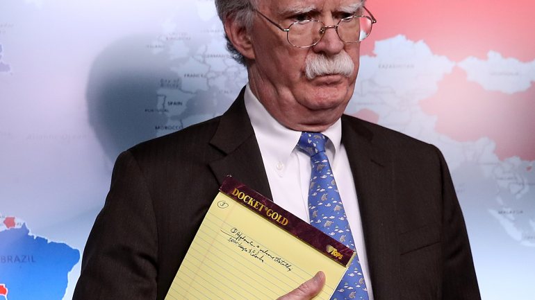 John Bolton segurou o caderno virado para os fotojornalistas na sala de imprensa da Casa Branca enquanto o secretário do Tesouro apresentava detalhes sobre as sanções à petrolífera estatal da Venezuela
