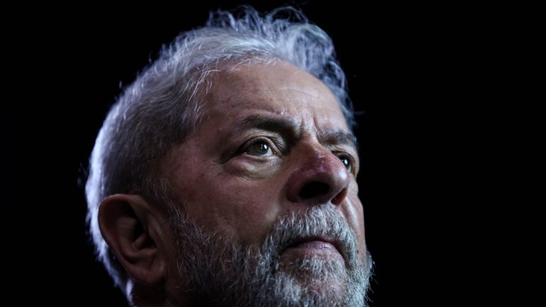 O antigo Presidente brasileiro, Lula da Silva, cumpriu esta quinta-feira 300 dias de prisão
