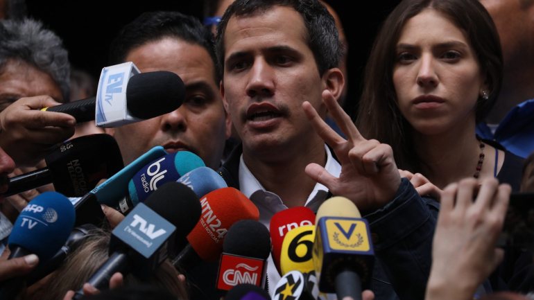 Guaidó, 35 anos, contou de imediato com o apoio dos Estados Unidos e prometeu formar um governo de transição e organizar eleições livres