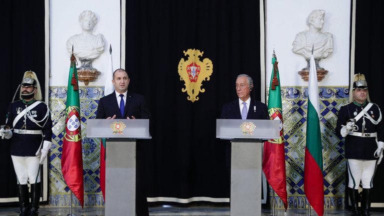 O chefe de Estado falava no Palácio de Belém, em declarações conjuntas com o seu homólogo búlgaro, Ruman Radev (à esquerda), que esta quarta-feira iniciou uma visita de Estado de dois dias a Portugal