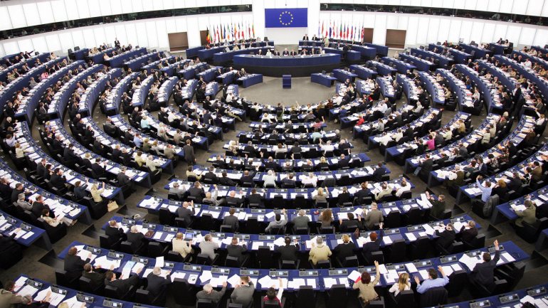 A moção foi proposta pelo Partido Popular Europeu, onde se inclui o PSD e o CDS