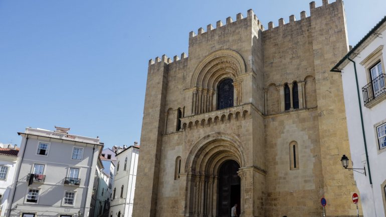 O monumento, Sé Velha de Coimbra, foi construído entre o século XII e o XIII
