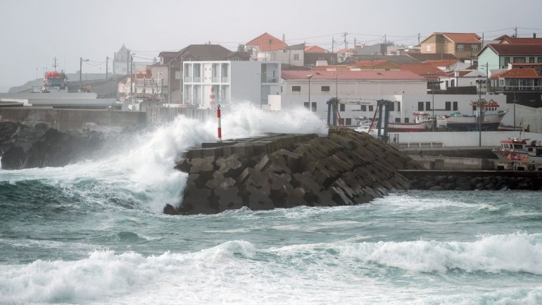 A previsão do estado do mar e do vento prevê um agravamento das condições na zona norte de Portugal continental entre a madrugada de sexta-feira e a de sábado