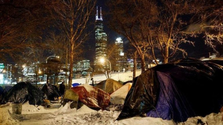 Acampamento de pessoas sem-abrigo em Chicago
