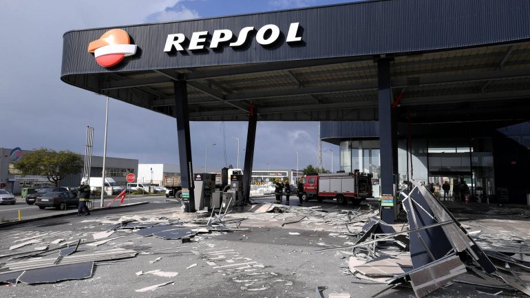 Em Esposende uma bomba de combustível da Repsol ficou com graves danos depois de o vento forte ter levantado a cobertura exterior
