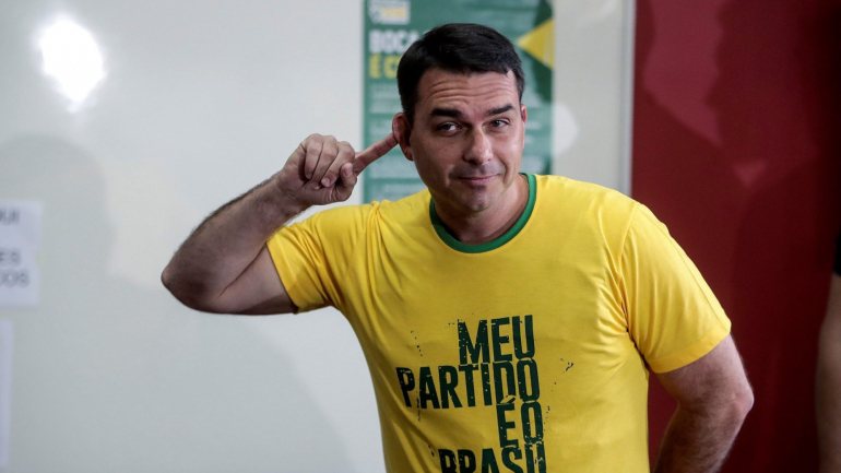 Flávio Bolsonaro (na fotografia) e o seu ex-assessor Fabrício Queiroz são alvo de uma investigação iniciada a partir de relatórios do Conselho de Controle de Atividades Financeiras (Coaf)