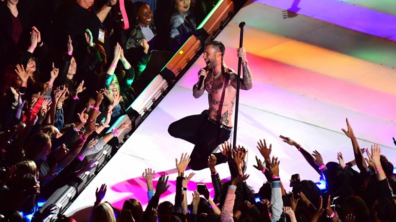 O vocalista dos Maroon 5 ajoelhou-se em palco