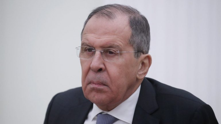 Sergei Lavrov disse que a Rússia não fecha as portas a futuras negociações e todas as iniciativas no campo do controle de armas &quot;ainda estão sobre a mesa&quot;. Mas avisou: &quot;Não vamos correr atrás dos nossos parceiros ocidentais para lembrá-los&quot;.