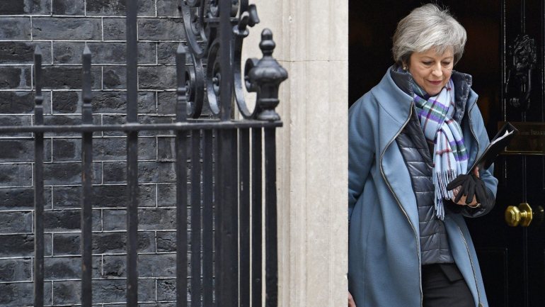 A primeira-ministra britânica, Theresa May, vai fazer um discurso sobre o Brexit na Irlanda do Norte, amanhã, terça-feira