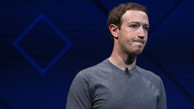 O CEO do Facebook, Mark Zuckerberg, comprometeu-se a combater as divulgaçáo notícias falsas na plataforma