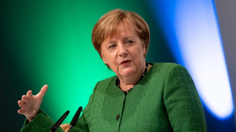 Merkel sublinhou que há um &quot;grande debate&quot; na Alemanha sobre o uso de equipamentos da Huawei