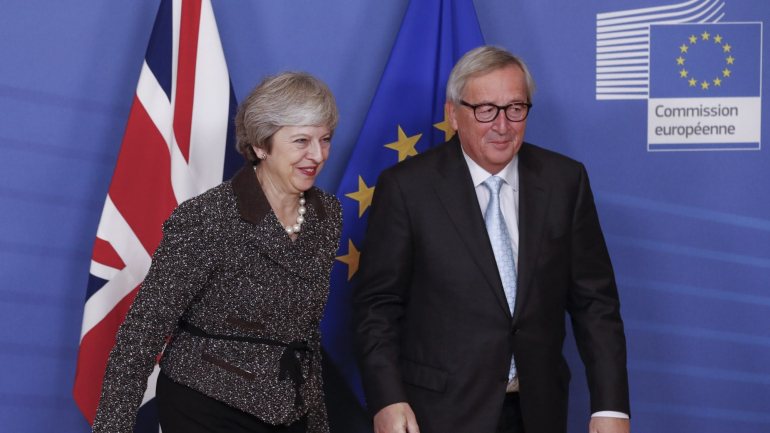 Theresa May e Jean-Claude Juncker reúnem-se na quinta-feira no Berlaymont