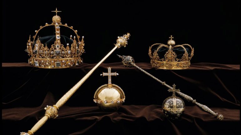 As duas coroas fazem parte do vestuário fúnebre do rei Carlos IX e da sua esposa, a rainha Cristina, e foram roubadas a 31 de julho