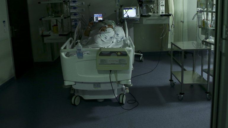 A greve dos enfermeiros decorre desde quinta-feira e estende-se até fim de fevereiro em blocos operatórios de sete hospitais públicos, sendo que a partir de sexta-feira passa a abranger mais três hospitais num total de dez
