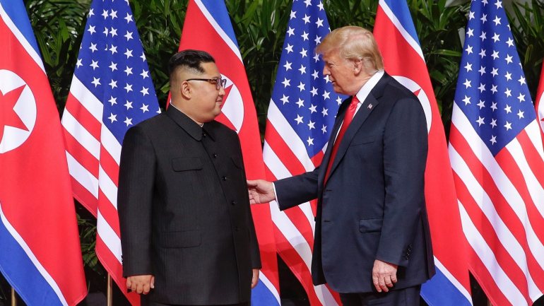 Donald Trump e Kim Jong-un reuniram-se pela primeira vez no ano passado, numa cimeira em Singapura