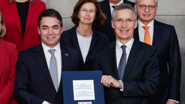 Na assinatura dos documentos de adesão, a NATO foi representada pelo secretário-geral, Jens Stoltenberg (à direita), e a Macedónia pelo seu ministro dos Negócios Estrangeiros, Nikola Dimitrov (à esquerda)