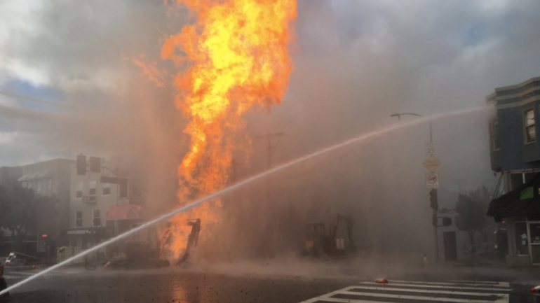 A explosão levou a um incêndio que os bombeiros demoram uma hora a controlar. A imagem foi partilhada pelas autoridades de São Francisco no Twitter