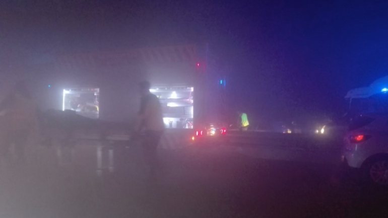 No Twitter, um utilizador [Elias Macovela] partilhou esta imagem do local, onde se vê nevoeiro e as autoridades a transportarem um ferido